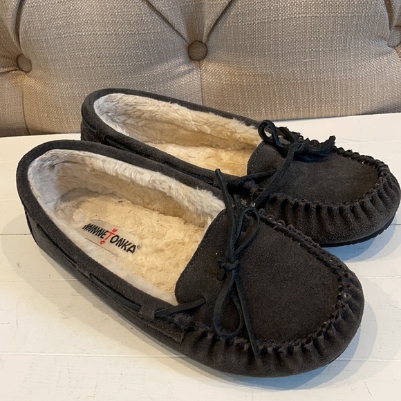 minnetonka® Cally Women's Slippers Dark Gray - Picture 5 of 9